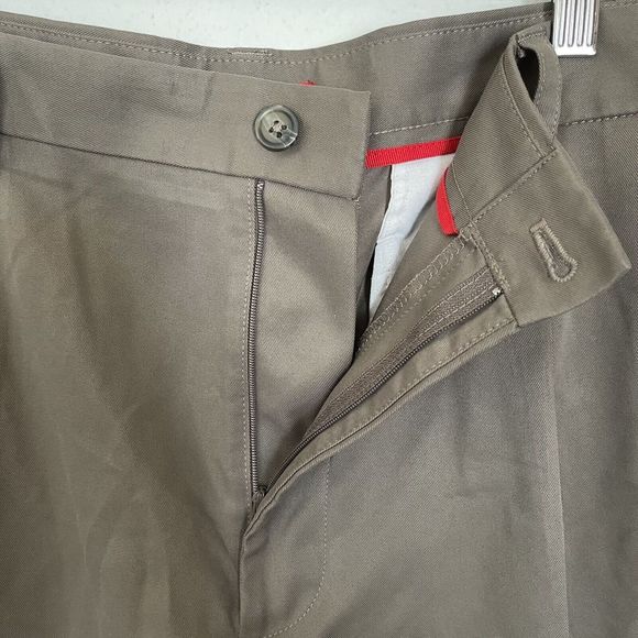 Men's Izod Pleated-Front Chino Shorts Size 38 Brown 9.5" Inseam - Picture 4 of 6